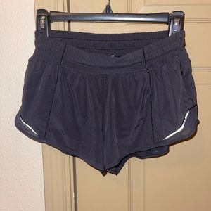 Lululemon Mid-Rise Lined Shorts 2.5